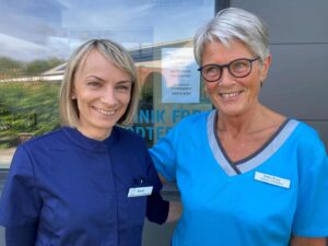 Zane Vecteva og Britta Ruby er fremtidens to fodterapeuter i Klinik for Fodterapi i Bøvlingbjerg. Foto: Lars Kamstrup